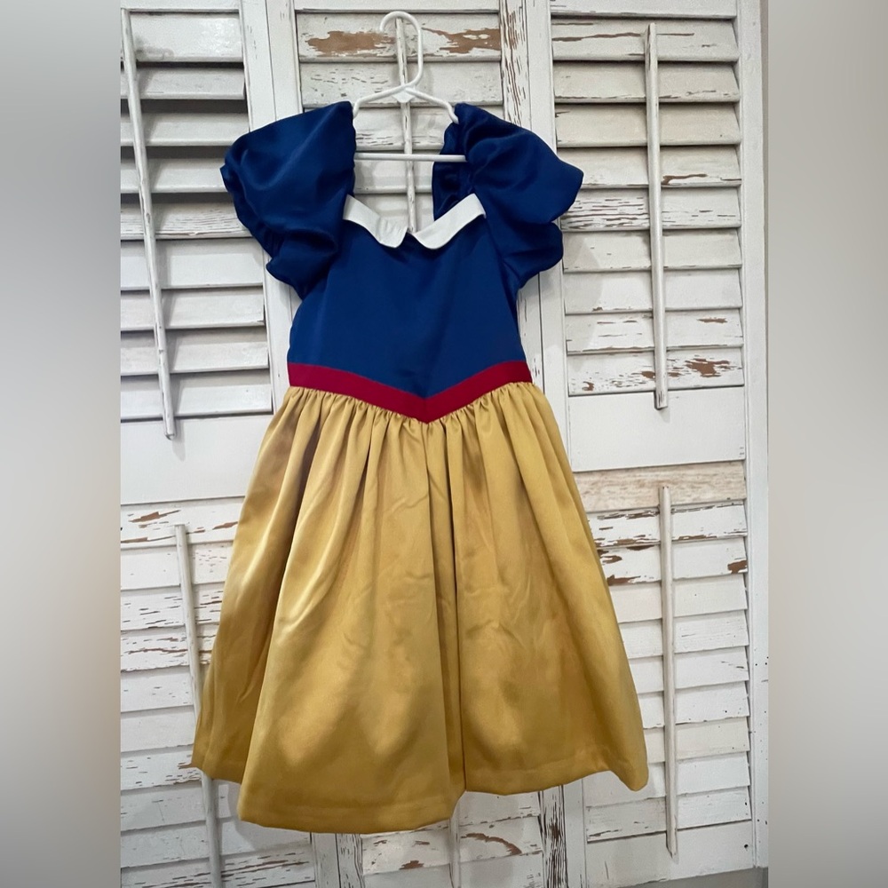 Janie and Jack Disney Snow White girls dress size 6. Never worn.